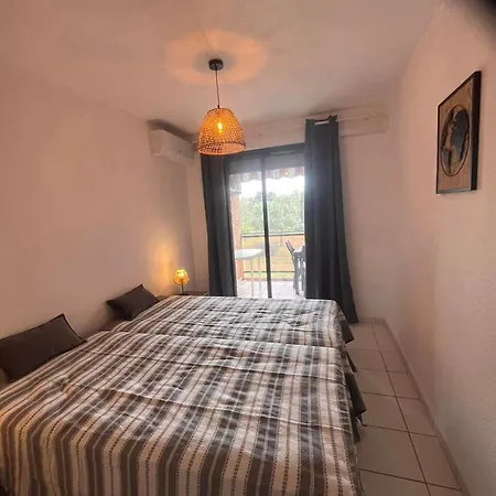 Les Pieds Dans L'eau Apartment *